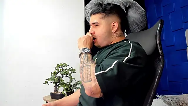 Snapshot of king_falconer chatting on November 3, 2025, 12:46 am king falconer online show from November 3, 2025, 12:46 am