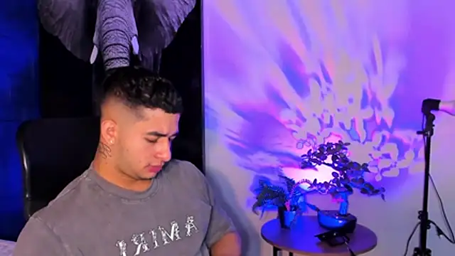 Snapshot of king_falconer chatting on November 10, 2025, 12:42 am king falconer online show from November 10, 2025, 12:42 am