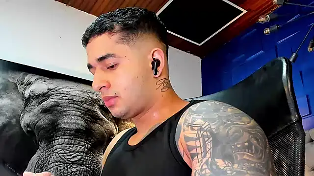 Snapshot of king_falconer chatting on November 29, 2025, 11:19 pm king falconer online show from November 29, 2025, 11:19 pm