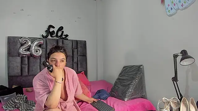 Snapshot of Esmeraldaa- chatting on March 7, 2026, 9:12 pm Esmeraldaa- online show from March 7, 2026, 9:12 pm