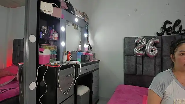 Snapshot of Esmeraldaa- chatting on March 10, 2026, 4:06 am Esmeraldaa- online show from March 10, 2026, 4:06 am