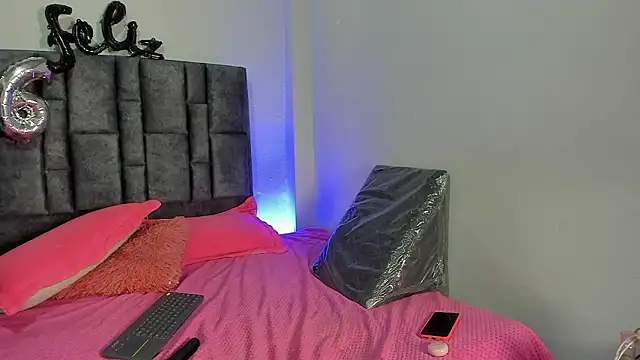 Snapshot of Esmeraldaa- chatting on March 12, 2026, 4:07 am Esmeraldaa- online show from March 12, 2026, 4:07 am