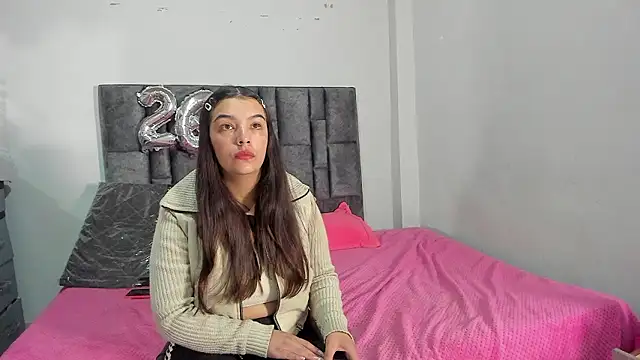 Snapshot of Esmeraldaa- chatting on March 21, 2026, 7:35 am Esmeraldaa- online show from March 21, 2026, 7:35 am