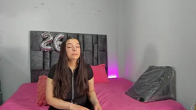 Snapshot of Esmeraldaa- chatting on March 24, 2026, 7:24 am Esmeraldaa- online show from March 24, 2026, 7:24 am