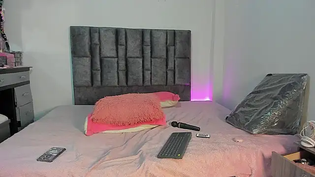 Snapshot of Esmeraldaa- chatting on April 9, 2026, 6:02 am Esmeraldaa- online show from April 9, 2026, 6:02 am