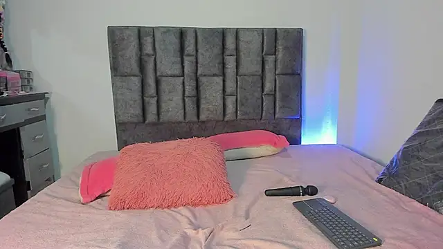 Snapshot of Esmeraldaa- chatting on April 11, 2026, 5:12 am Esmeraldaa- online show from April 11, 2026, 5:12 am