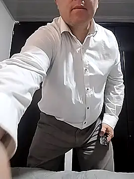 Snapshot of BigCristh79 chatting on October 16, 2025, 5:36 pm BigCristh79 online show from October 16, 2025, 5:36 pm