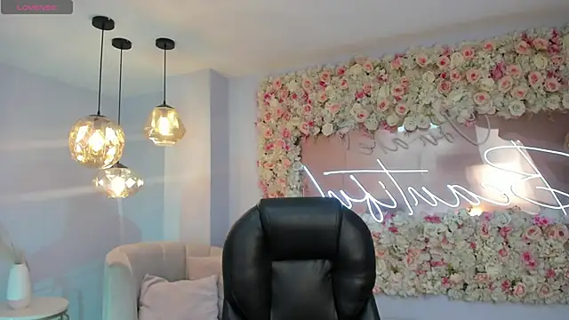 SarahYates online show from April 18, 2026, 4:05 am