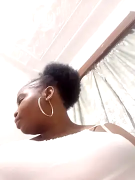 ShySexyBaddiexx online show from November 6, 2025, 10:43 pm