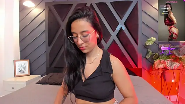 zoe martins  online show from October 5, 2025, 4:49 pm