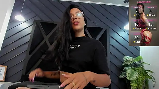 zoe martins  online show from November 19, 2025, 5:24 pm