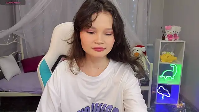 EmilyChaves online show from December 19, 2025, 4:19 am