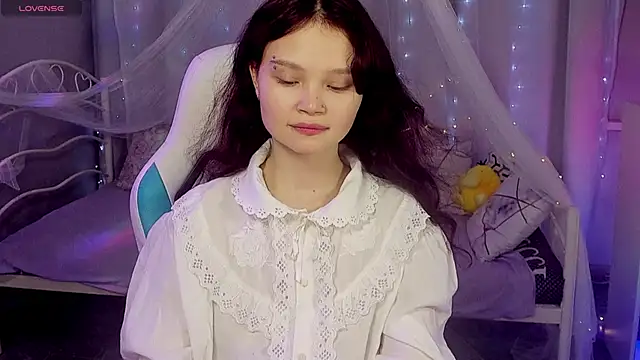 EmilyChaves online show from May 6, 2026, 9:14 am