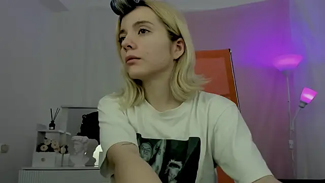 AuroraWrenfield online show from April 16, 2026, 12:44 am