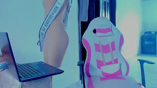 ISA BELLA VZL online show from April 15, 2026, 6:59 pm