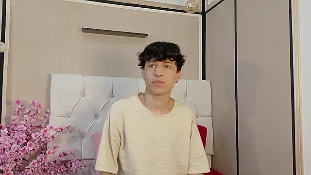 Axel  Evans online show from October 27, 2025, 12:09 pm