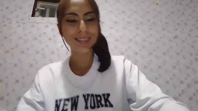 Roselingalvis13 online show from April 16, 2026, 3:18 am