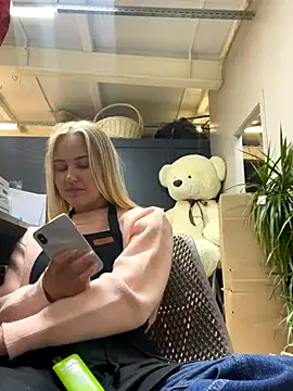 Snapshot of CandyVice chatting on October 8, 2025, 5:43 pm CandyVice online show from October 8, 2025, 5:43 pm