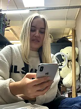 Snapshot of CandyVice chatting on October 16, 2025, 4:52 pm CandyVice online show from October 16, 2025, 4:52 pm