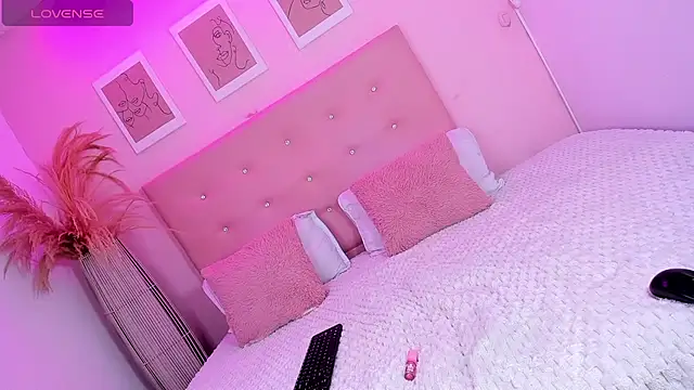 ANNIE DOLCE  online show from November 10, 2025, 10:31 pm