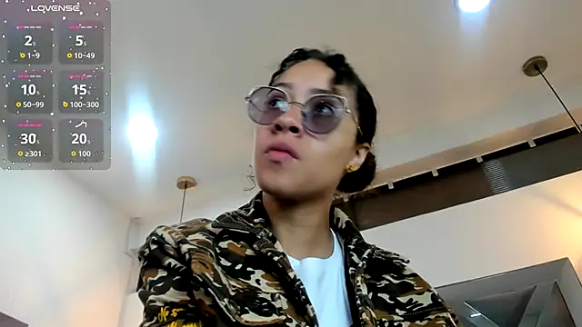 Hanna Cornee  online show from October 17, 2025, 1:35 pm