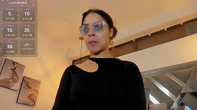 Hanna Cornee  online show from November 6, 2025, 1:34 pm