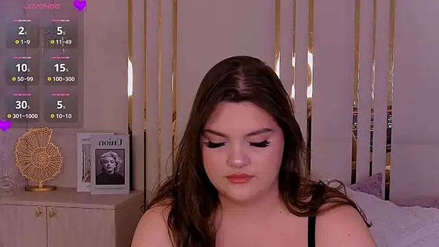 Snapshot of EmilyHyde chatting on July 17, 2026, 8:35 pm EmilyHyde online show from July 17, 2026, 8:35 pm
