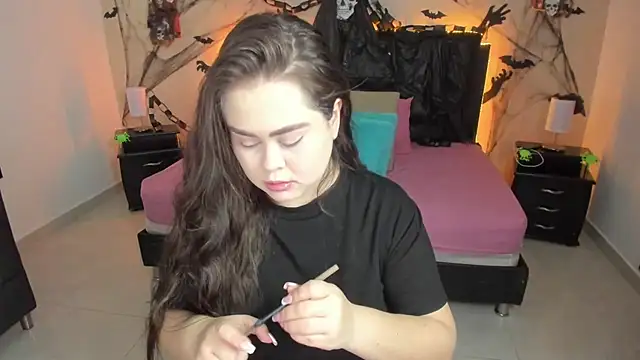 LolaVillalobos online show from October 15, 2025, 12:05 pm