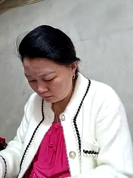 yoowwmr online show from November 24, 2025, 1:49 am