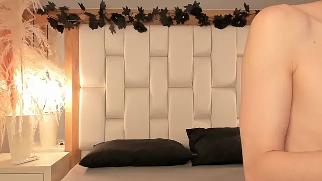 Daphne And Roger online show from December 2, 2025, 11:15 am