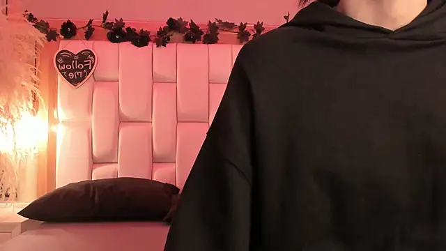 Daphne And Roger online show from February 11, 2026, 10:53 am