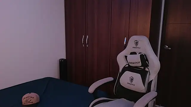 domsantiago  online show from September 23, 2025, 1:30 am