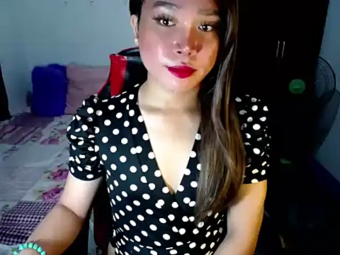 Urassiansweetcummer online show from October 17, 2025, 2:30 pm