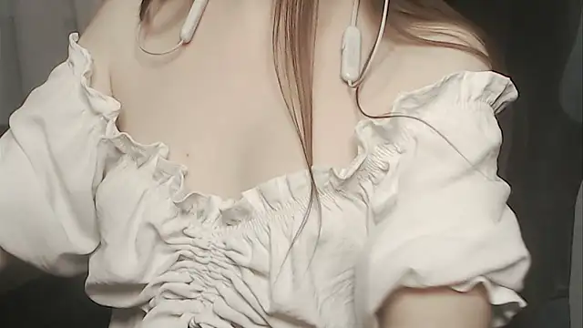 cute elfy  online show from February 10, 2026, 3:49 pm