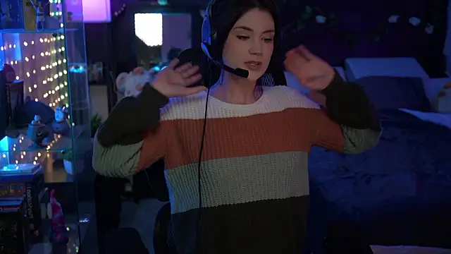 Snapshot of littlelune chatting on February 18, 2026, 11:01 pm littlelune online show from February 18, 2026, 11:01 pm