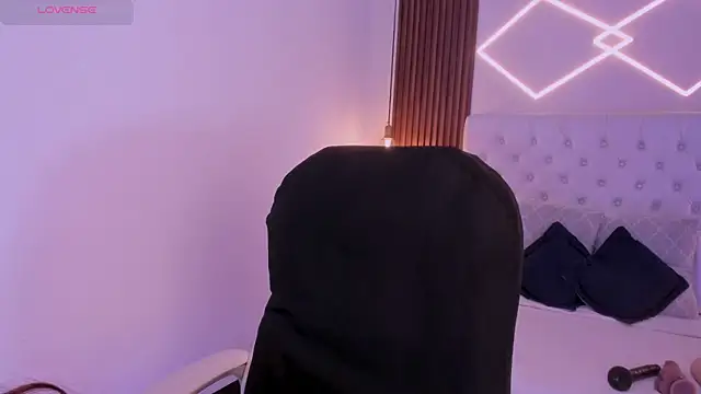 Miiaa jones online show from April 10, 2026, 6:01 pm