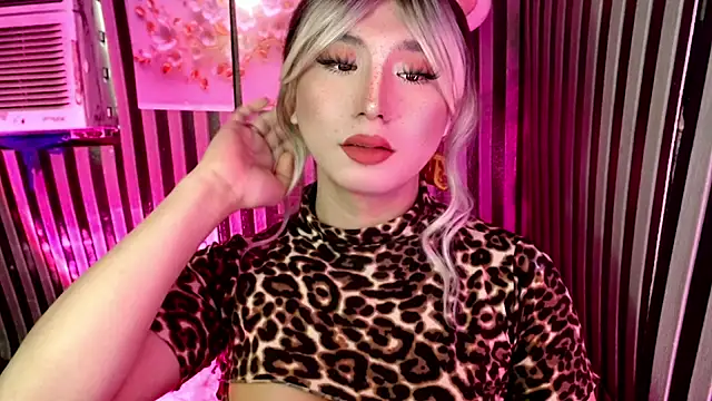 UrhotlucyTS online show from April 17, 2026, 6:38 am