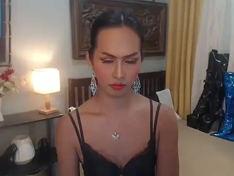 Nathalieheartt online show from November 18, 2025, 3:23 am