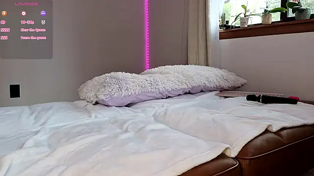 dustbunni0414 online show from April 8, 2026, 1:44 pm