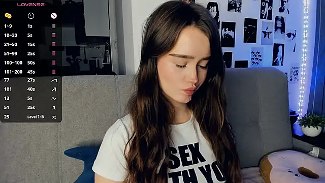 lovelyalivia online show from December 2, 2025, 9:47 am