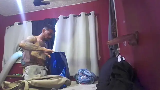 Snapshot of Cnutt310 chatting on October 16, 2025, 2:18 pm Cnutt310 online show from October 16, 2025, 2:18 pm