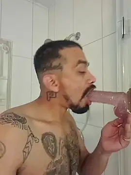 Snapshot of Cnutt310 chatting on November 7, 2025, 4:12 am Cnutt310 online show from November 7, 2025, 4:12 am