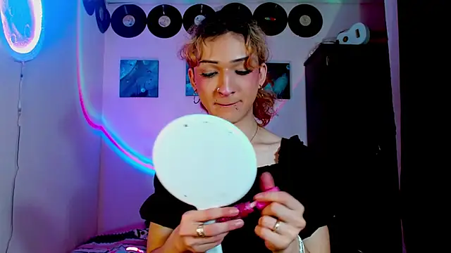 meghan devil  online show from November 25, 2025, 4:01 am