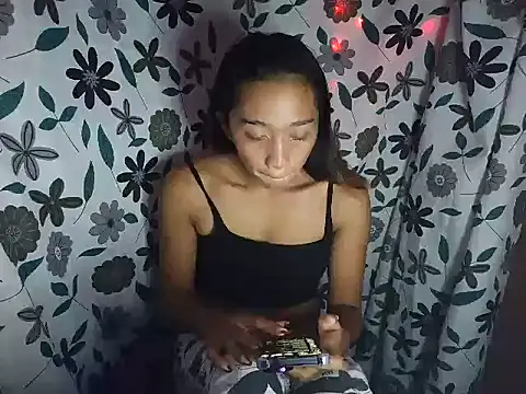 Virgen christine01 online show from November 17, 2025, 6:14 pm