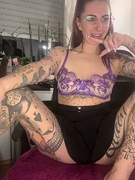 Snapshot of Dirty_Mel chatting on November 5, 2025, 9:15 pm Dirty Mel online show from November 5, 2025, 9:15 pm