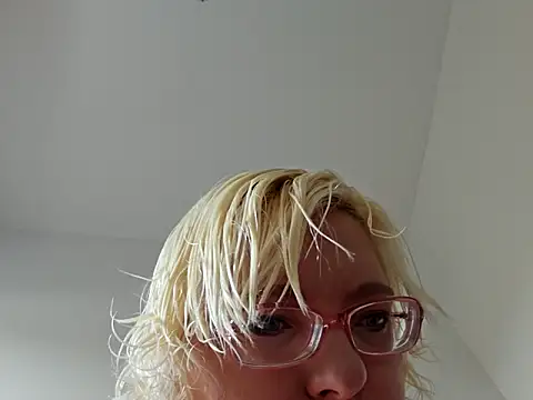 VikaKing online show from November 28, 2025, 9:45 am