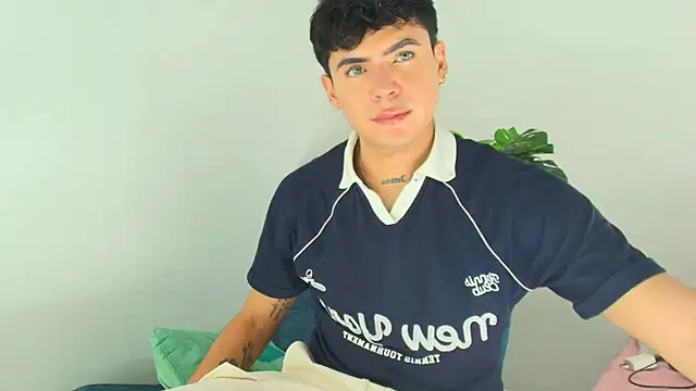 CamiiGuzmanX online show from December 2, 2025, 8:26 pm