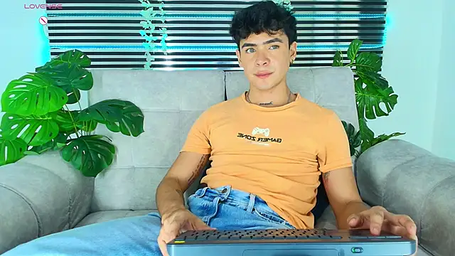 CamiiGuzmanX online show from April 18, 2026, 9:37 pm