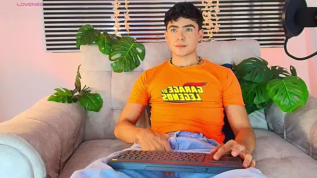 CamiiGuzmanX online show from June 5, 2026, 8:03 pm
