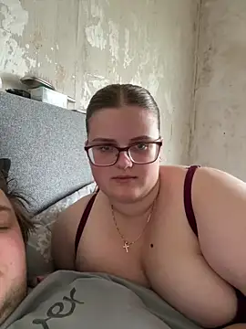 Snapshot of CurvyPaar2 chatting on April 19, 2026, 12:26 pm CurvyPaar2 online show from April 19, 2026, 12:26 pm